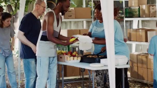 Vriendelijke Liefdadigheidswerkers Bij Food Drive Verdelen Benodigdheden Gratis Voedsel Aan — Stockvideo