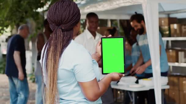스마트 태블릿의 인도주의 메시지에 크로마키 템플릿은 아프리카계 미국인 노동자에 개최됩니다 — 비디오