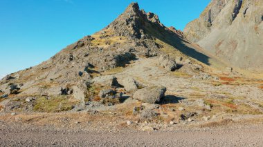 Stoksnes yarımadasında, İzlanda manzaralarında devasa bir İskandinav Vestrahorn dağ zinciri. Kuzey Kutbu 'ndaki güzel siyah kumlu plaj İskandinav doğasının panoramik manzarası..