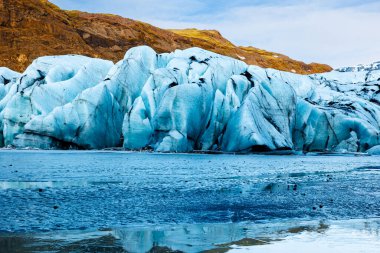 Donmuş göl yakınlarındaki İzlanda bölgesinin kış manzarasında Vatnajokull buzul şeklindeki etkileyici elmas. Kuzeyden gelen doğal buzdağları ve buz parçaları, İskandinav manzarası.