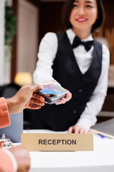 Mulher Convidada Pagar Terminal Pos Resort Luxo Usando Transação Eletrônica — Fotografia de Stock