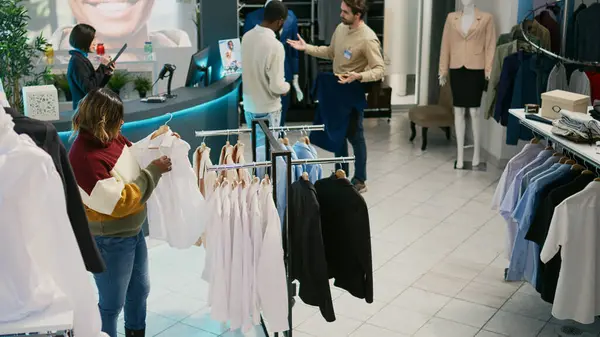 Shopaholic Πρόσωπο Που Αναζητούν Ρούχα Στο Κατάστημα Λιανικής Πώλησης Ψώνια — Φωτογραφία Αρχείου