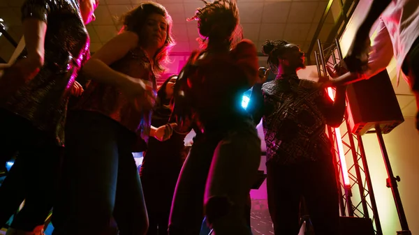 Pov Amigos Dançando Festa Discoteca Desfrutando Reunião Social Com Música — Fotografia de Stock