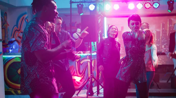 Grupo Personas Disfrutando Fiesta Disco Bailando Música Del Club Reunión — Foto de Stock