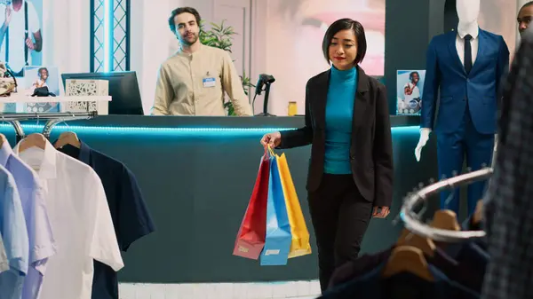 女性顾客喜欢从零售店买衣服 在现代服装店里跳舞 亚洲人快乐地在购物中心跳舞 拿着购物袋 — 图库照片