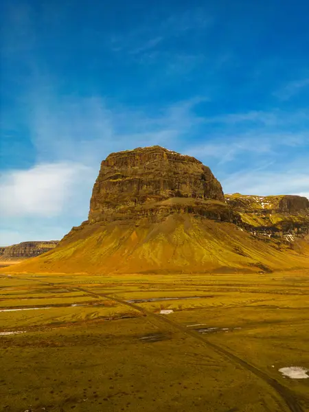 茶色の農地の周りの岩の山頂 岩と北欧風景の斜面を持つ巨大な崖の空想的な眺め 霜の多い田舎の近くに大きな丘がある美しい北極の風景 — ストック写真