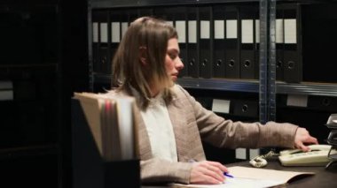 Kadın araştırmacı, delillerin meşruiyetini belirlemek için adli tıp raporunu almak için polis merkezinden telefon ediyor. Dedektif şüpheli hakkında önemli bilgiler buldu. Üçayak atışı.