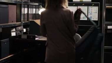 Kafkas özel dedektifi elinde mini bilgisayarla masada oturuyor ve şüpheli vaka dosyalarını inceliyor. Gözetleme konusunda uzman bir kadın kanun adamı elinde laptop çantasıyla gizlice ofise giriyor..