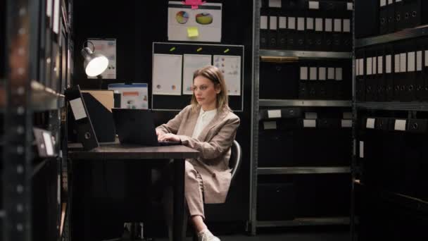 Впевнена Жінка Приватний Детектив Розглядає Питання Офісі Шукаючи Ноутбуці Докази — стокове відео