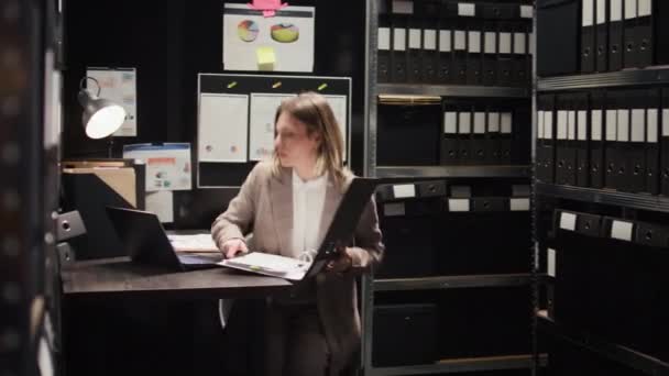 Ofițer Avocatură Care Intră Cameră Folosind Laptopul Pentru Analiza Indicii — Videoclip de stoc