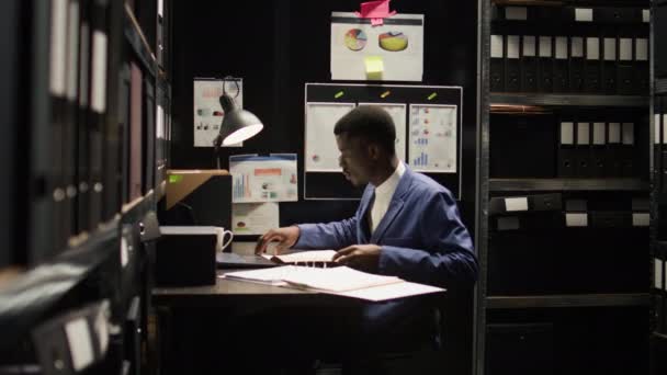 Робочому Місці Впевнений Афроамериканський Детектив Оточений Документами Доказами Готовий Вирішувати — стокове відео