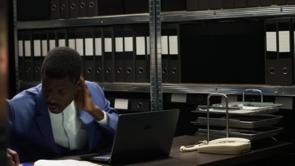 Zdeterminowany Prywatny Detektyw Analizujący Poufne Dokumenty Półek Śledztwie Afrykański Amerykański — Wideo stockowe
