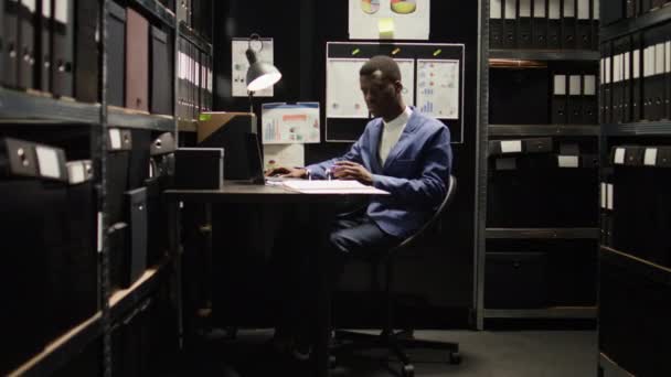 Detektiv Inspektor Pracuje Kanceláři Analyzuje Forenzní Důkazy Provádí Detailní Prověrky — Stock video