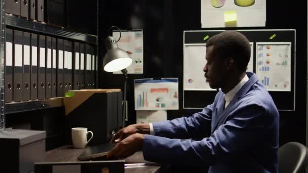 Выходя Хранилища Улик Частный Детектив Закрывает Свой Персональный Компьютер Афроамериканский — стоковое видео