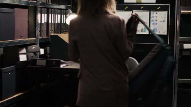 Καυκάσιος Ιδιωτικός Ερευνητής Κάθεται Στο Γραφείο Minicomputer Και Εξετάζει Ύποπτο — Αρχείο Βίντεο