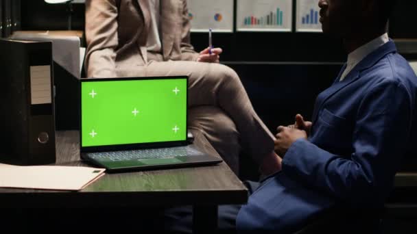 Современный Ноутбук Чистым Зеленым Экраном Расположенный Столе Полицейском Хранилище Улик — стоковое видео