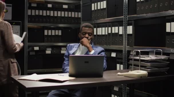 Timp Inspectorul Caucazian Face Cercetări Detectivul Afro American Concentrat Examinează — Videoclip de stoc