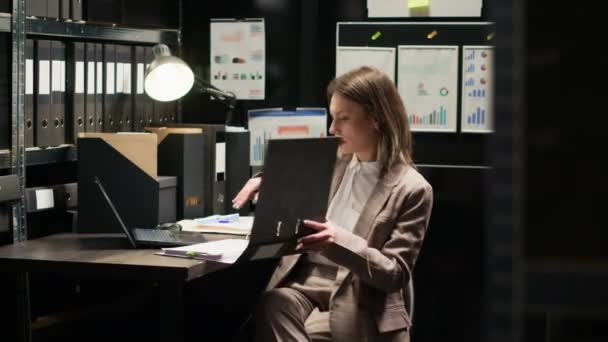 Kararlı Bayan Dedektif Soruşturmayı Ofis Alanında Dizüstü Bilgisayarla Yürütüyor Adli — Stok video