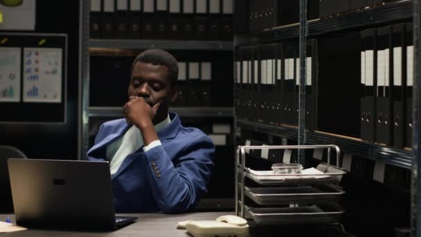 Skupiony Afrykański Detektyw Bada Dowody Analizuje Wskazówki Podczas Gdy Biały — Wideo stockowe