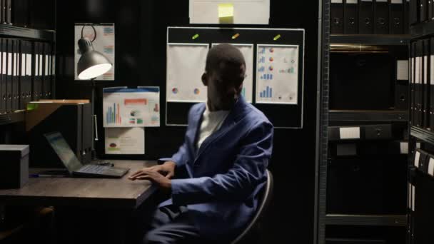 사무실에서 조사를 노트북을 아프리카계 미국인 에이전트 경찰관은 증거를 분석하고 프로파일링 — 비디오