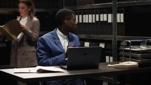 Επικεντρώσου Στον Αφροαμερικανό Ιδιωτικό Ντετέκτιβ Που Διεξάγει Απόρρητη Έρευνα Αναλύοντας — Αρχείο Βίντεο