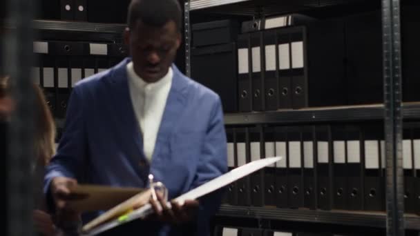 아프리카계 미국인 파일은 백팩을 들고있는 코카서스 경찰과 사무실에 들어갑니다 조사관은 — 비디오