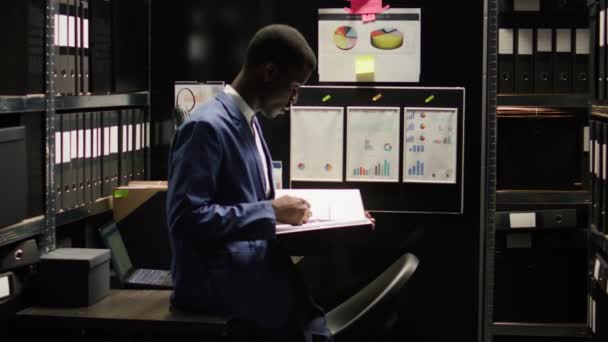 Retrato Investigador Afro Americano Sala Provas Ler Ficheiros Casos Escritório — Vídeo de Stock