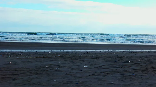 美丽的北欧黑色沙滩 海浪在大西洋海岸的海岸线上飞溅 冰岛人的风景 著名的石溪海滩 冰冷的冷水和强烈的潮汐 手持射击 — 图库照片