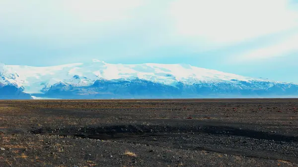 スキャンディナヴィアの風景の中に雪の山とアイスランドのフィールド 凍結丘と美しい田園風景 寒い気候で幻想的な屋外アイスランドの自然 手持ち撮影 — ストック写真