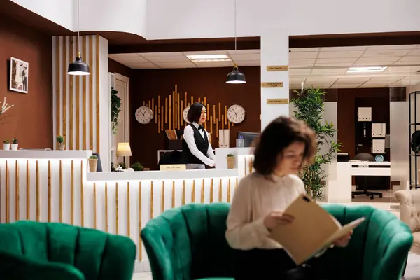 Kvinna Som Arbetar Hotellets Disk För Att Checka Gäster Och — Stockfoto