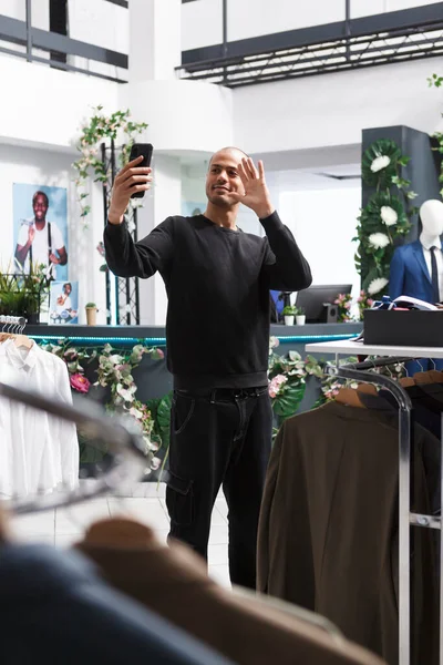 Arabský Muž Ovlivnil Propagaci Butiku Při Streamování Obchodě Oblečením Pomocí — Stock fotografie