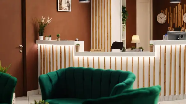 Snygg Posh Välkomnande Rustik Resort Lobby Interiör Fylld Med Gröna — Stockfoto