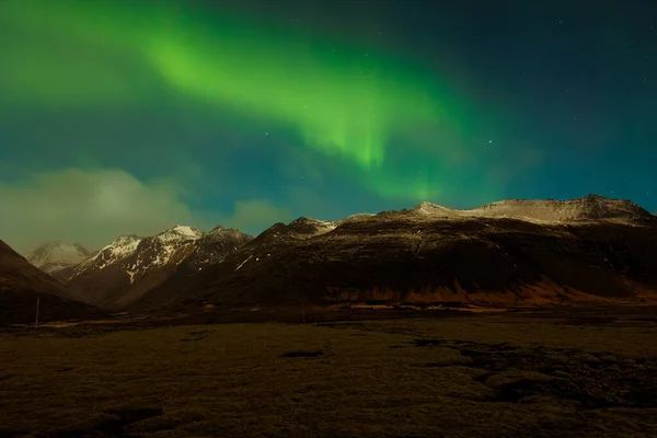 Kuzey Işıkları Karlı Dağ Tepelerini Kaplayan Zlanda Manzarası Gece Fotoğrafları — Stok fotoğraf