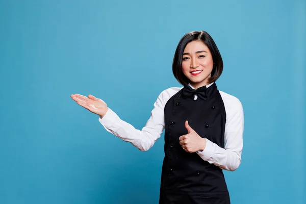 Весела Азіатська Жінка Рецептор Показує Великий Палець Вгору Вказує Бік — стокове фото