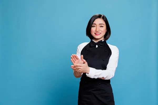 Glada Asiatiska Servitris Applåderar Och Tittar Kameran Med Glada Uttryck — Stockfoto