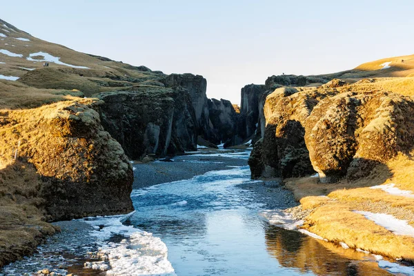 Фантастичний Фінадарглюфський Каньйон Півночі Сніжними Величними Скелями Схилами Ісландська Природна — стокове фото
