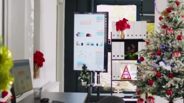 Güzel Noel ağacı ve çam çelenkleriyle süslenmiş boş bir ofis alanı. Xmas profesyonel işyerini kış tatili tatilinden önce şenliklere hazırladı