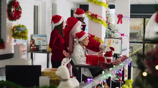Gerente Vestido Como Santa Claus Oficina Adornada Navidad Supervisar Las — Vídeos de Stock