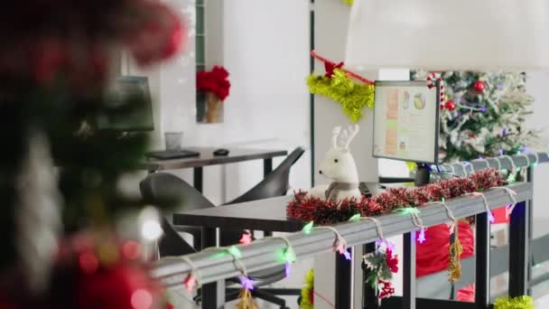 充满圣诞彩灯和一品红的人造花朵的空旷华丽的办公室 在寒假期间 在没有工人的圣诞装饰工作场所的电脑屏幕上销售数据图表 — 图库视频影像