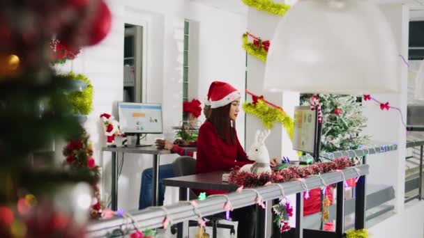 Radostný Asijský Zaměstnanec Pracující Vánoční Sezóně Slavnostně Zdobené Kanceláři Usmívání — Stock video