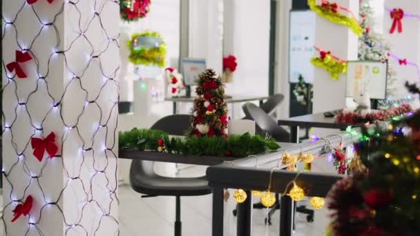 Dolly Zblízka Záběr Mini Vánoční Borovice Dekorace Umístěny Prázdné Kanceláři — Stock video