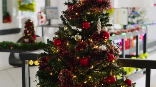 Крупним Планом Знімок Різдвяної Сосни Прикрашеної Гірляндами Вадами Порожньому Офісі — стокове відео