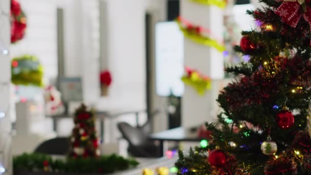 圣诞树装饰在空荡荡的办公室里 装饰着花环和灌木 圣诞假期期间 在没有员工的圣诞装饰工作场所 电脑屏幕上的营业收入预测 — 图库视频影像