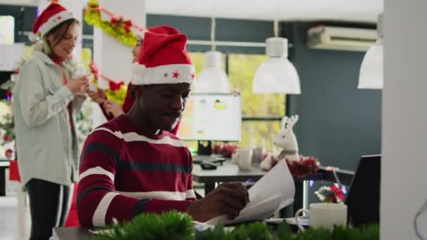 Afrikai Amerikai Alkalmazott Karácsonyi Díszített Irodában Dolgozik Próbál Koncentrálni Miközben — Stock videók