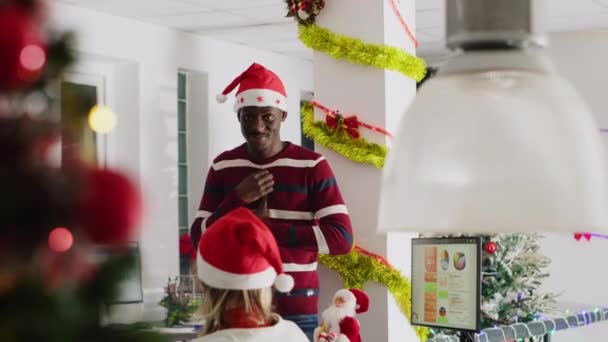 Afrikai Amerikai Alkalmazott Aki Karácsonyi Kalapot Visel Úgy Szórakoztatja Munkatársait — Stock videók