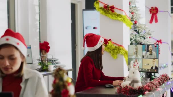 Nternetteki Asyalı Arkadaş Canlısı Işçi Noel Sezonunda Dekoratif Ofisteki Meslektaşlarını — Stok video