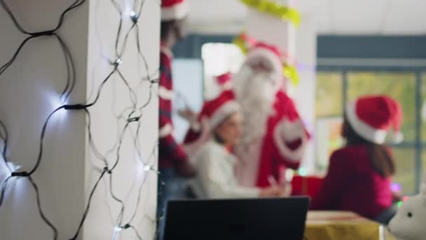 Розкриваючи Постріл Менеджера Одягнений Санта Святковий Прикрашений Офіс Використовуючи Цукерки — стокове відео