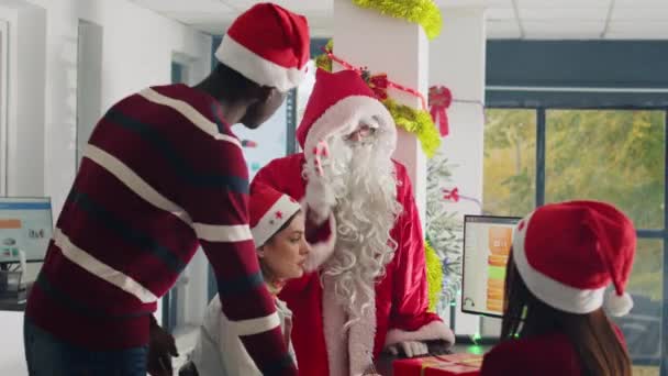 Manažer Oblečený Jako Santa Claus Vánočním Zdobené Kanceláři Pomocí Cukrové — Stock video
