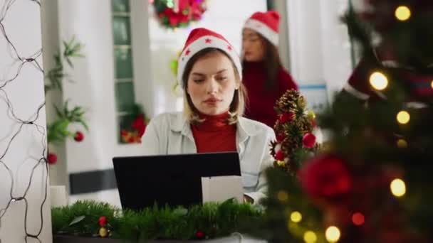 Primer Plano Empleado Con Sombrero Santa Claus Trabajando Oficina Adornada — Vídeos de Stock