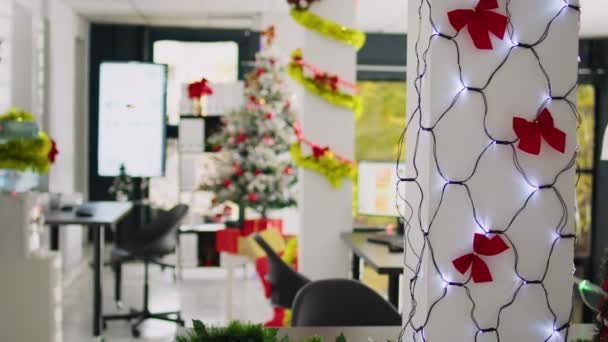 아름다운 크리스마스 트리와 화환과 사무실 공간의 축제에 Xmas 작업장 — 비디오